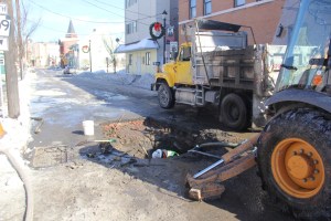 Water Main Leak, Five Points, Mauch Chunk St, Tamaqua, 2-6-2014 (166)
