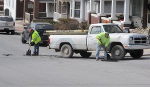 Borough Workers Laying Partch, Greenwood and Mauch Chunk St, Tamaqua, 3-18-2014 (8)