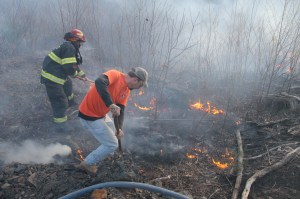 Brush Fire, Duth Hill, Tamaqua, 4-26-2014 (38)