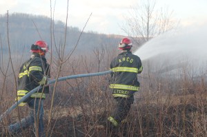 Brush Fire, Duth Hill, Tamaqua, 4-26-2014 (82)