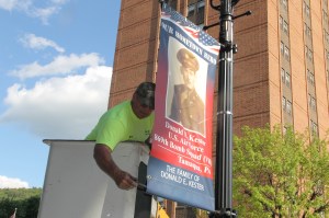 Putting Last of Hero Banners Up in Tamaqua, 5-26-2014 (110)