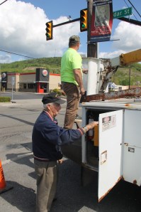 Putting Last of Hero Banners Up in Tamaqua, 5-26-2014 (16)