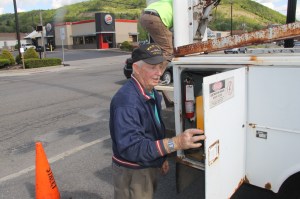 Putting Last of Hero Banners Up in Tamaqua, 5-26-2014 (33)