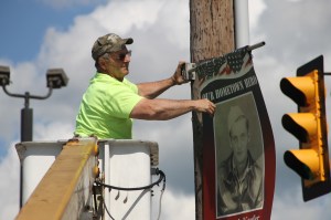 Putting Last of Hero Banners Up in Tamaqua, 5-26-2014 (94)