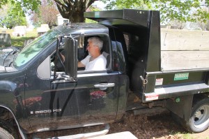 Volunteers Cleaning Odd Fellow's Cemetery, Tamaqua, 5-11-2014 (1)