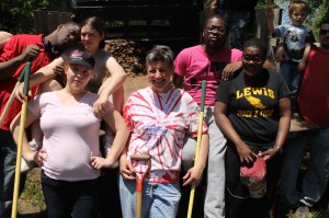Volunteers Cleaning Odd Fellow's Cemetery, Tamaqua, 5-11-2014 (20)