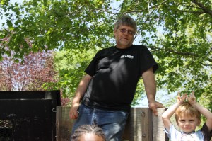 Volunteers Cleaning Odd Fellow's Cemetery, Tamaqua, 5-11-2014 (22)