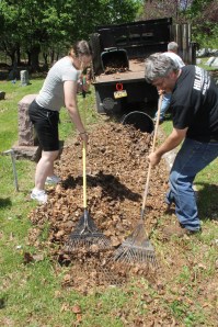 Volunteers Cleaning Odd Fellow's Cemetery, Tamaqua, 5-11-2014 (4)