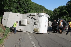 Overturned Camper, SUV, Bottom of Hometown Hill, SR309, Tamaqua, 6-18-2014 (18)