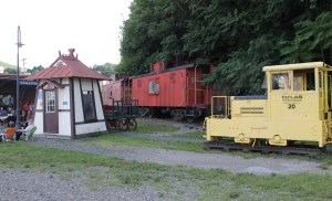 Litter between Trains, Train Station, Tamaqua, 7-24-2014 (10)