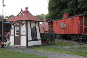 Litter between Trains, Train Station, Tamaqua, 7-24-2014 (11)