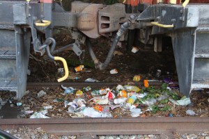 Litter between Trains, Train Station, Tamaqua, 7-24-2014 (2)