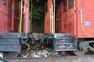 Litter between Trains, Train Station, Tamaqua, 7-24-2014 (4)