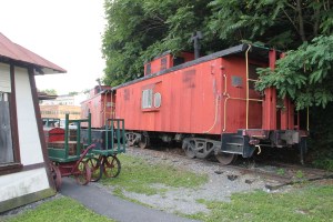 Litter between Trains, Train Station, Tamaqua, 7-24-2014 (6)