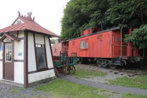 Litter between Trains, Train Station, Tamaqua, 7-24-2014 (7)