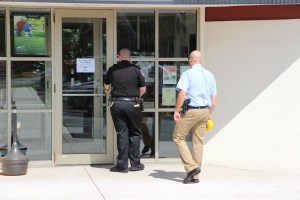 Police Outside Mauch Chunk Trust, MCT, Following Armed Robbery, Hometown, 8-26-2014 (13)