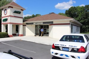 Police Outside Mauch Chunk Trust, MCT, Following Armed Robbery, Hometown, 8-26-2014 (17)