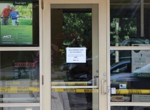 Police Outside Mauch Chunk Trust, MCT, Following Armed Robbery, Hometown, 8-26-2014 (31)