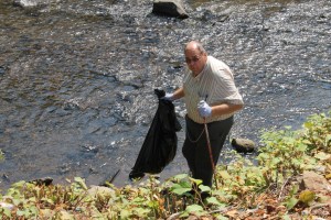 River Cleanup, Little Schuylkill River, next to Boyer's Food Market, Tamaqua, 8-9-2014 (12)
