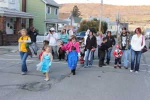 C.H.O.S.E. Halloween Parade and Childrens Party, Coaldale Complex, Coaldale, 10-26-2014 (12)