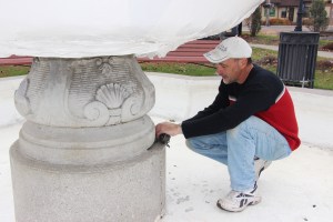 Frank Fabrizio Preparing Christmas Lights, Depot Square Park, Tamaqua, 11-13-2014 (3)