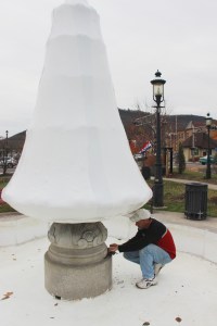 Frank Fabrizio Preparing Christmas Lights, Depot Square Park, Tamaqua, 11-13-2014 (8)