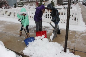 Girls Shoveling, Market Street, Dutch Hill, Tamaqua, 11-26-2014 (14)