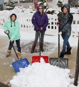 Girls Shoveling, Market Street, Dutch Hill, Tamaqua, 11-26-2014 (8)