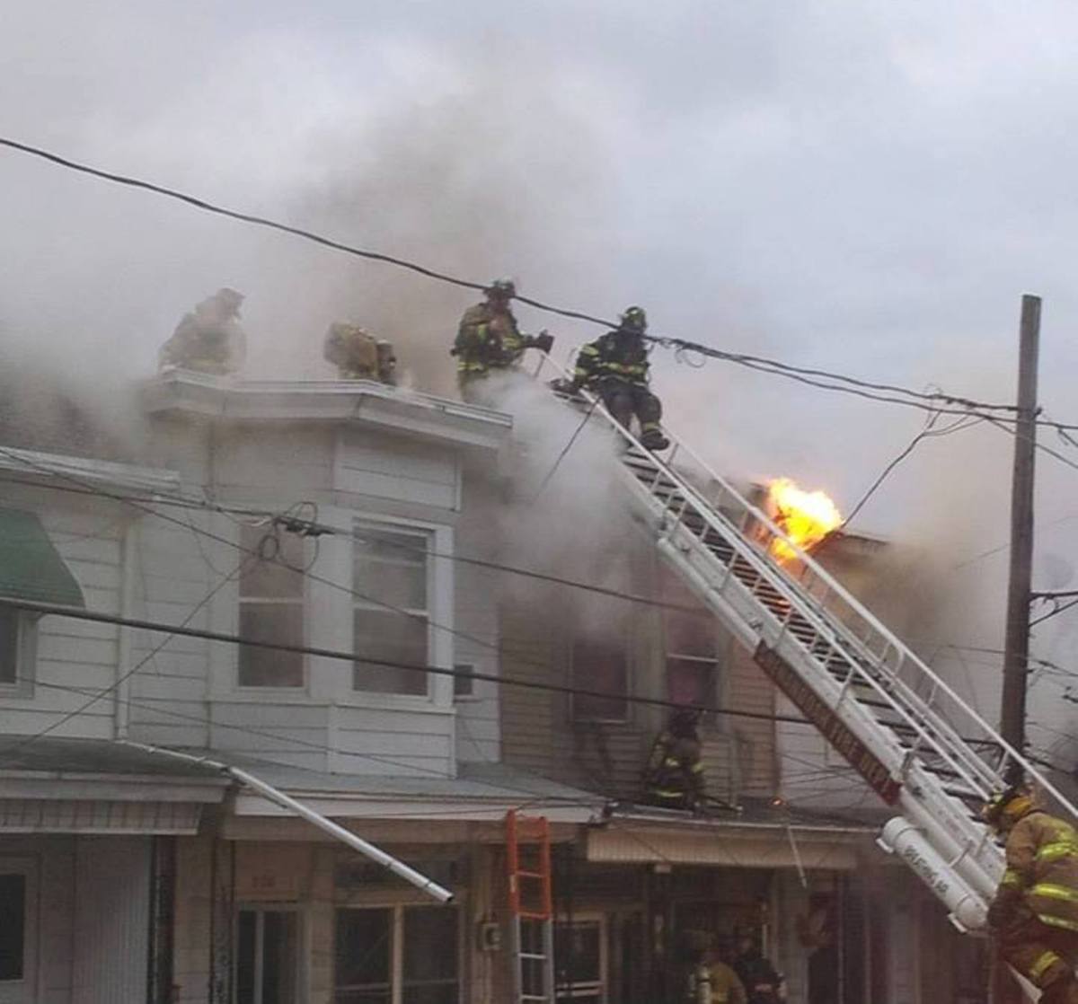 FIREFIGHTERS BATTLING ROW HOME FIRE IN SHENANDOAH – TamaquaArea.com