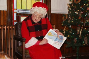 Mrs. Claus Reads to Kids, Community Arts Center, Tamaqua, 12-7-2014 (14)
