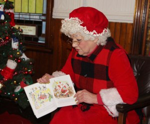 Mrs. Claus Reads to Kids, Community Arts Center, Tamaqua, 12-7-2014 (5)