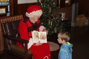 Mrs. Claus Reads to Kids, Community Arts Center, Tamaqua, 12-7-2014 (9)