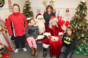 Santa, Mrs. Claus at Life's Second Hand Treasurers Thrift Store, Tamaqua, 12-13-2014 (4)