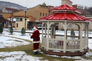 Santa Visits Tamaqua, Depot Square Park, Five Points, Tamaqua, 12-13-2014 (26)