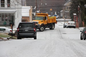 Borough Workers Laying Salt, Tamaqua, 1-3-2015 (17)