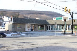 Burglary, Tamaqua Tobacco Outlet, Tamaqua, 1-11-2015 (10)