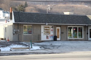 Burglary, Tamaqua Tobacco Outlet, Tamaqua, 1-11-2015 (9)