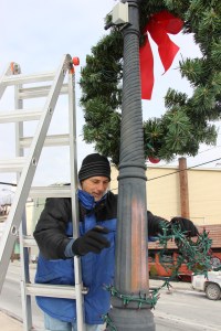 Frank Fabrizio Taking Down Christmas Light, Depot Square Park, Tamaqua, 1-11-2015 (13)