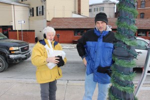 Frank Fabrizio Taking Down Christmas Light, Depot Square Park, Tamaqua, 1-11-2015 (15)