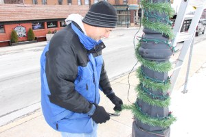 Frank Fabrizio Taking Down Christmas Light, Depot Square Park, Tamaqua, 1-11-2015 (19)