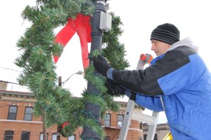 Frank Fabrizio Taking Down Christmas Light, Depot Square Park, Tamaqua, 1-11-2015 (20)