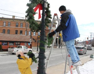 Frank Fabrizio Taking Down Christmas Light, Depot Square Park, Tamaqua, 1-11-2015 (26)