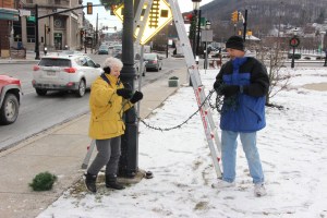 Frank Fabrizio Taking Down Christmas Light, Depot Square Park, Tamaqua, 1-11-2015 (32)