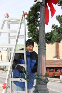 Frank Fabrizio Taking Down Christmas Light, Depot Square Park, Tamaqua, 1-11-2015 (8)