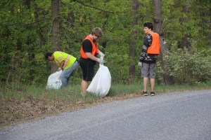 Scouts Clean Road in Ryan Township, 5-14-2015 (10)