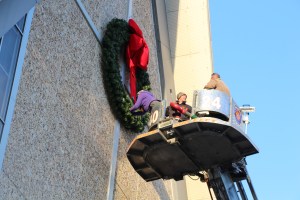 Coaldale Fire Company Placing Christmas Wreath, Trinity UCC, Tamaqua, 11-14-2015 (24)