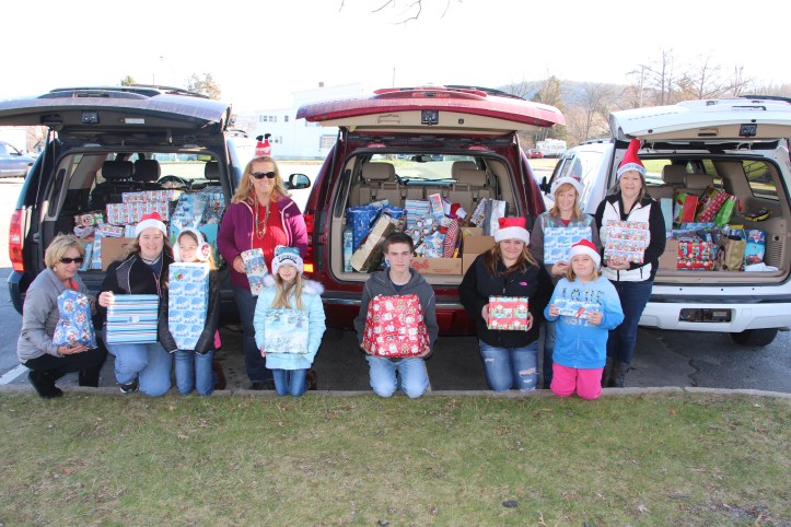 Sharon's Angels, Christmas Distribution, Tamaqua, 12-20-2015 (3)