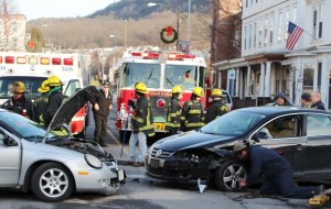 motor-vehicle-accident-intersection-of-broad-street-greenwood-street-tamaqua-1-13-2017-3