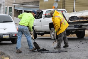 tamaqua-borough-crew-patching-pot-holes-dutch-hill-tamaqua-1-23-2017-6
